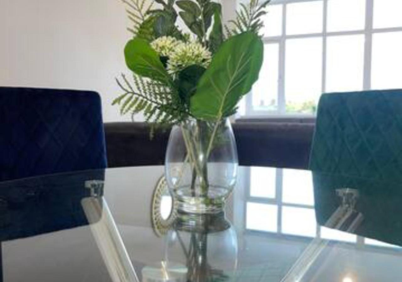 2 Bedroom Apartment - Flitwick - Contractor Friendly - Tourist Ready - Full Kitchen - Wifi - Smart Tv - Sofa Bed - Free Parking - Ideal For Short Or Long Stays Exteriör bild