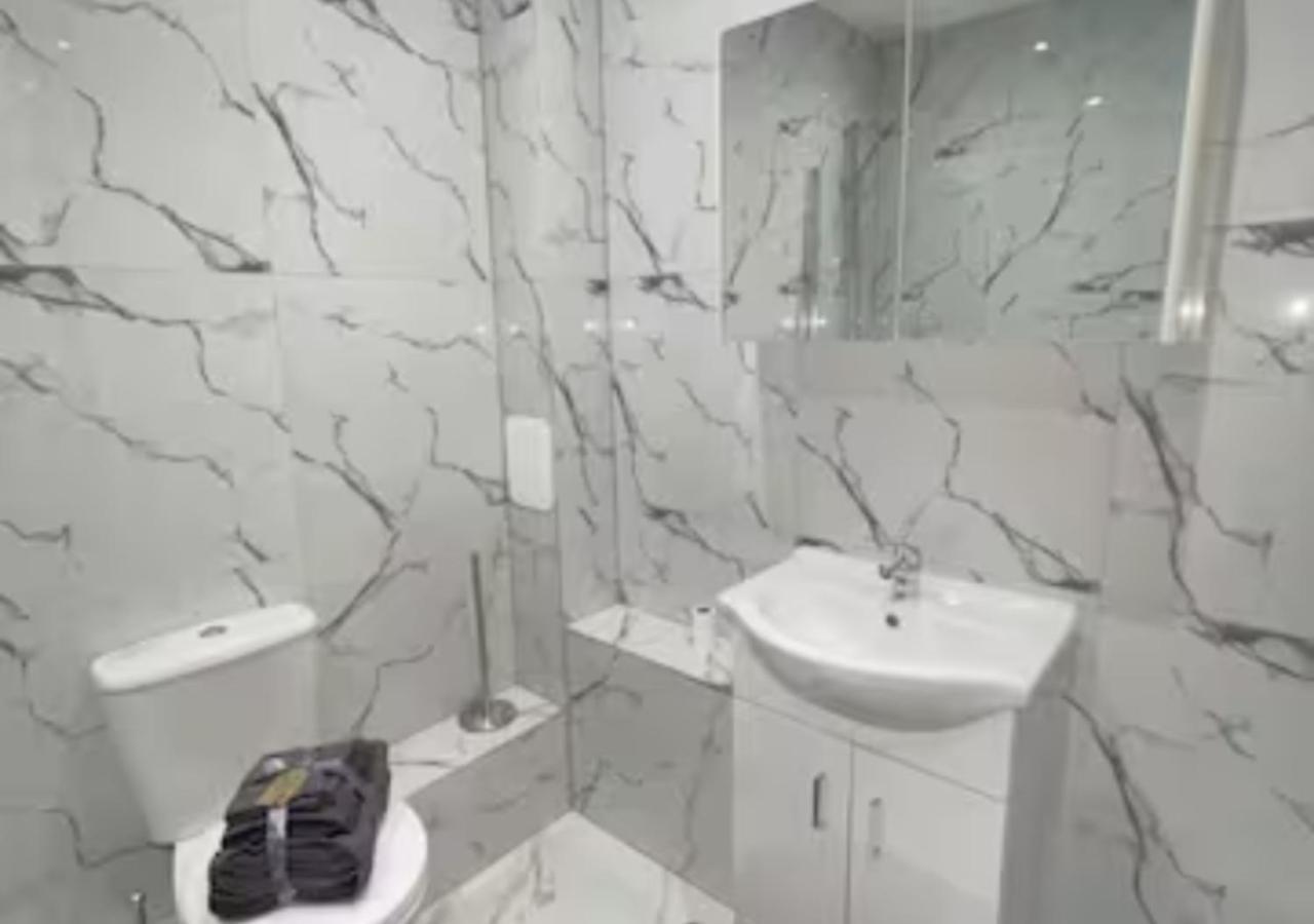 2 Bedroom Apartment - Flitwick - Contractor Friendly - Tourist Ready - Full Kitchen - Wifi - Smart Tv - Sofa Bed - Free Parking - Ideal For Short Or Long Stays Exteriör bild